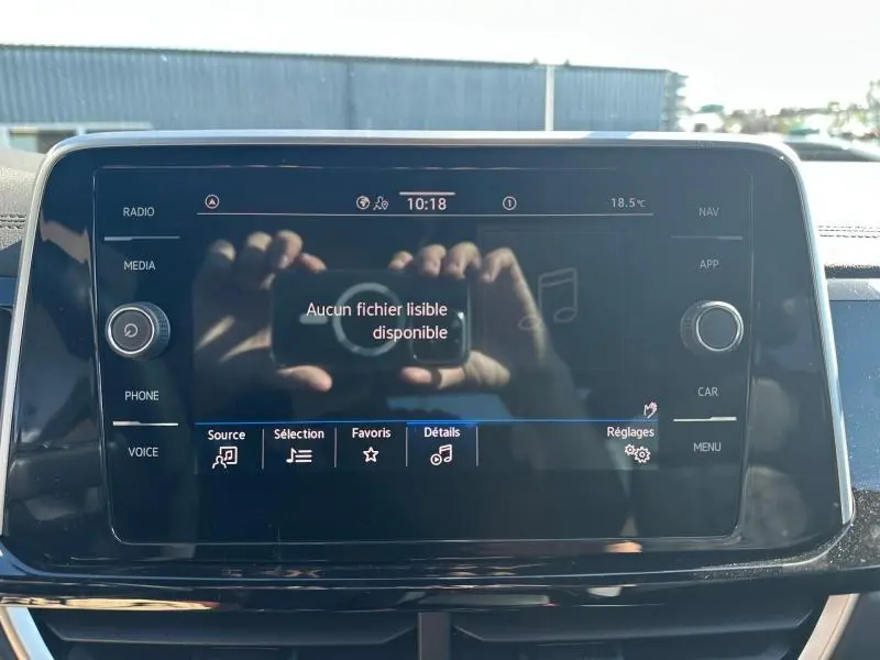 Écran tactile central du Volkswagen T-Roc 2025 noir intense nacré, affichant un message d'absence de fichier lisible.