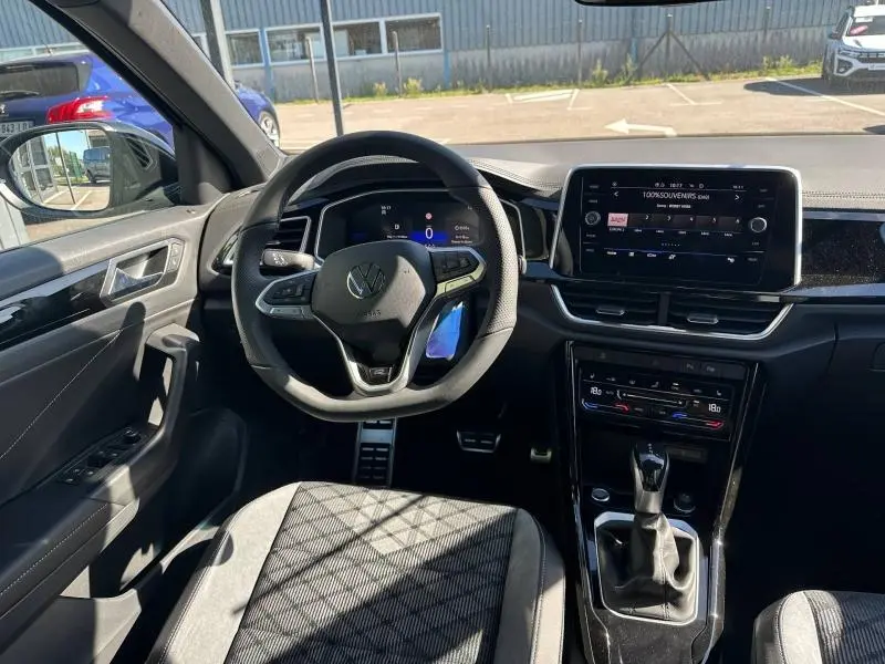 Vue intérieure du tableau de bord et volant noir multifonction du Volkswagen T-Roc 1.5 TSI Evo2 R-Line 2025.