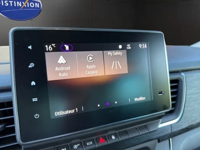 Écran tactile central du tableau de bord du Nissan Primastar gris foncé, affichant Android Auto et Apple Carplay.