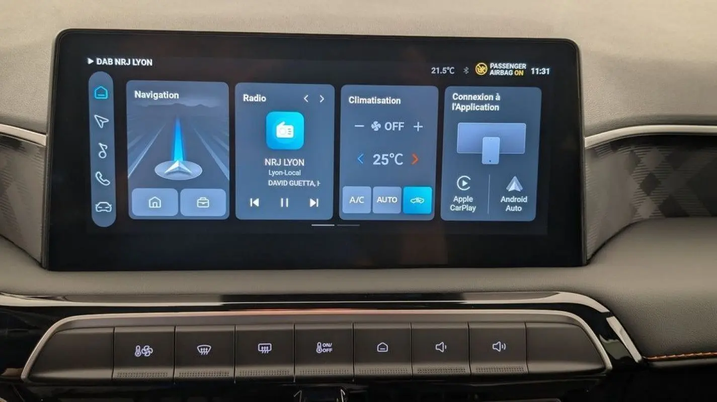 Écran tactile central de la MG3 1.5 HYBRID+ 195 LUXURY 2026 affichant navigation, radio et climatisation.