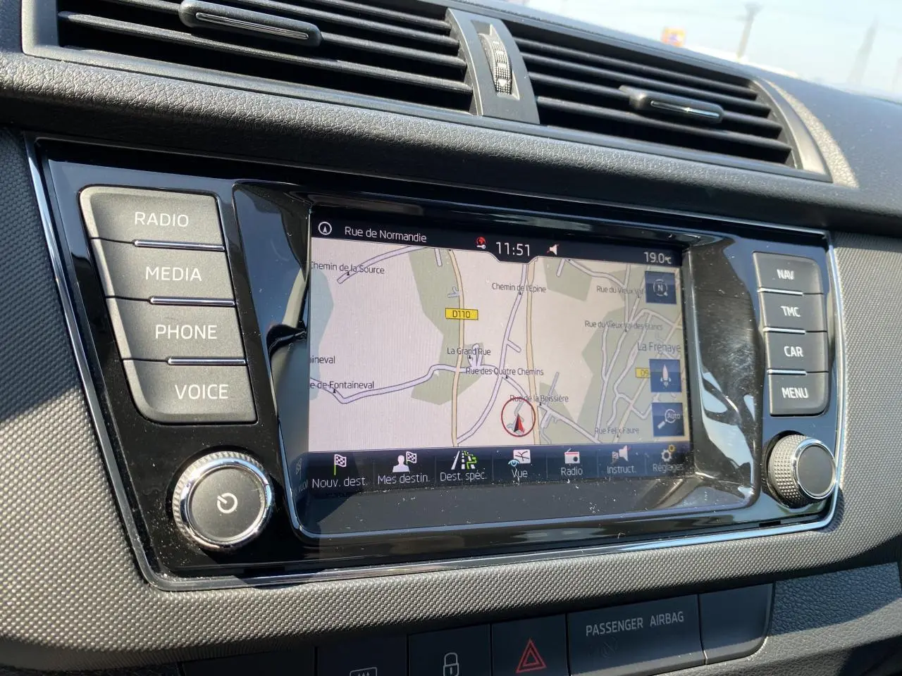 Écran tactile central du système de navigation Amundsen+ de la Skoda Fabia blanche, vue rapprochée du tableau de bord.