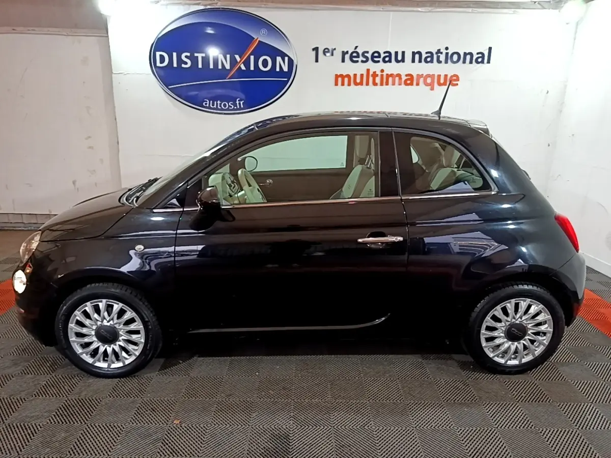 Profil côté gauche d'une FIAT 500 Lounge noire 2019, avec jantes alliage et intérieur clair visible.
