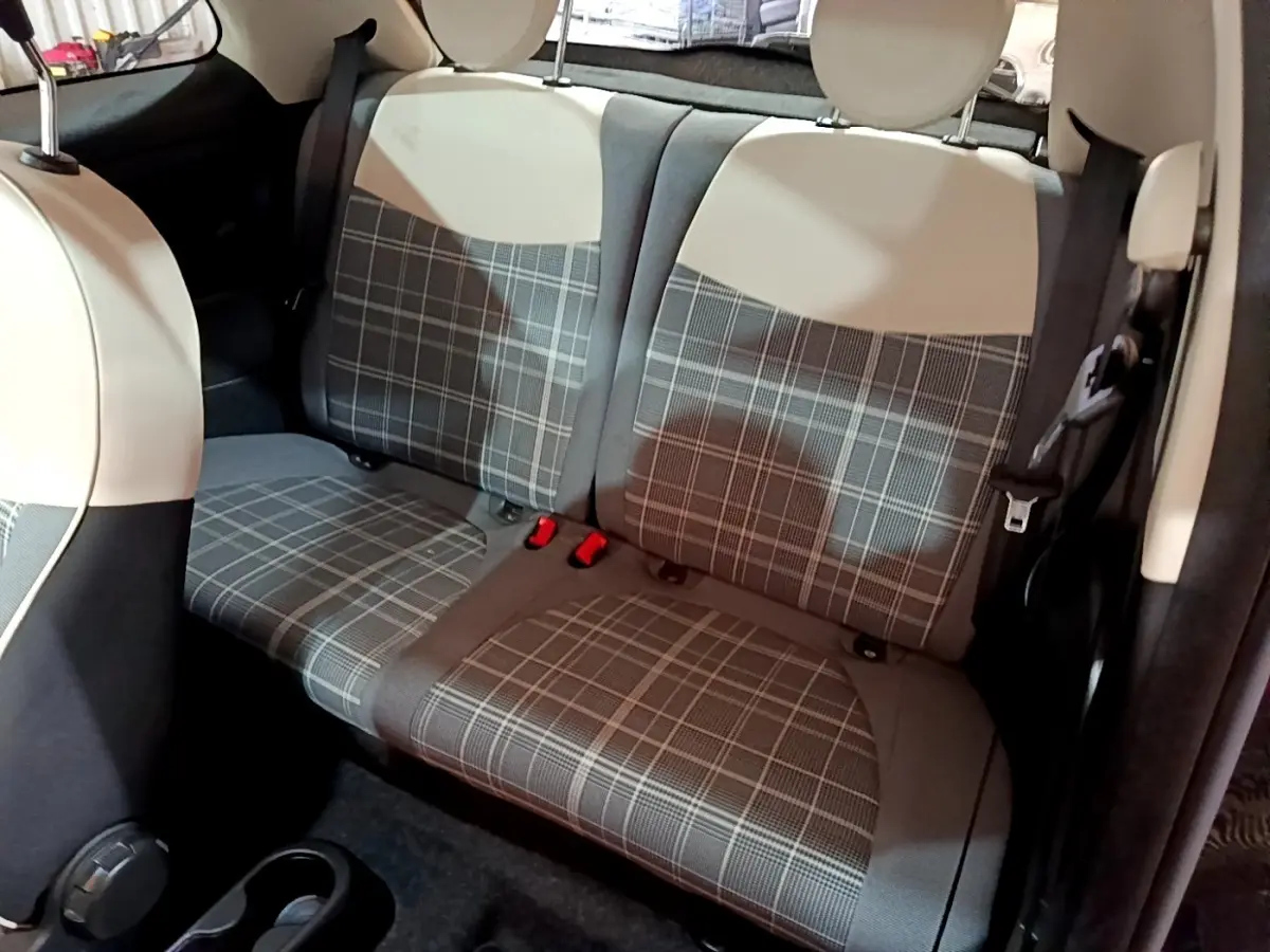 Vue intérieure sur la banquette arrière à motifs carreaux gris et beige de la Fiat 500 Lounge 2019.