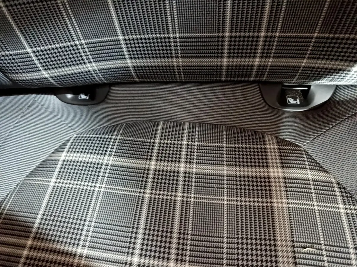 Gros plan sur la banquette arrière à motif pied-de-poule gris et noir de la Fiat 500 Lounge 2019.