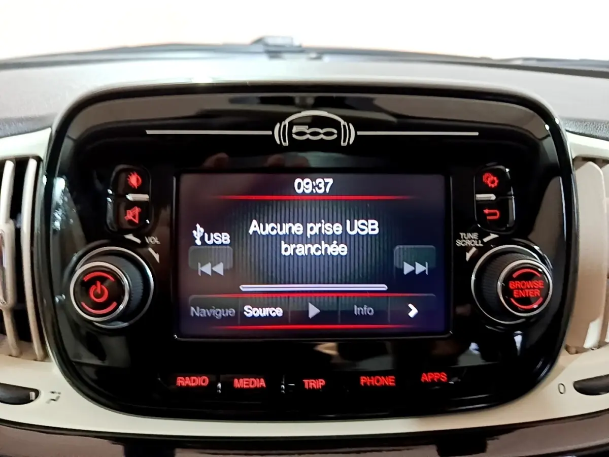 Vue rapprochée du tableau de bord central noir brillant de la Fiat 500 2019 avec écran tactile et commandes rouges.