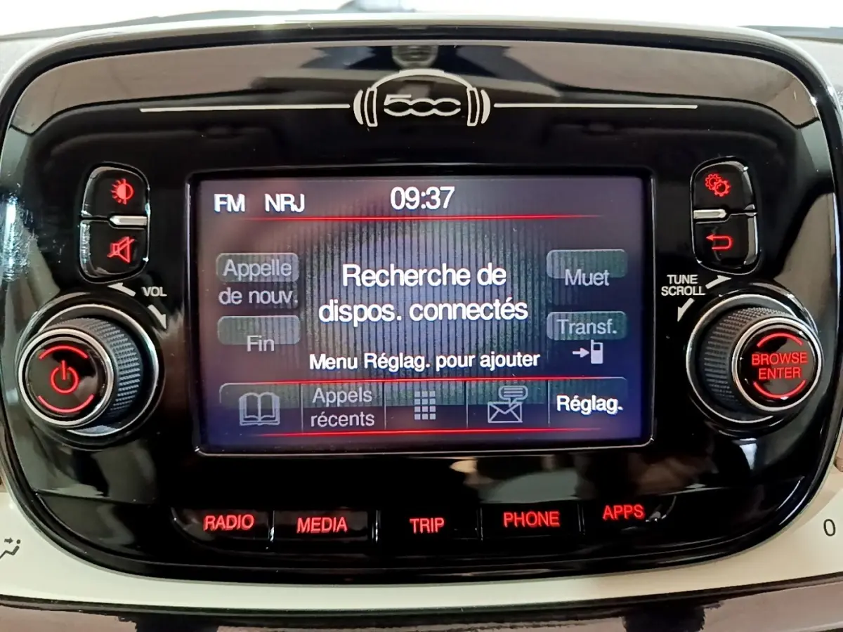 Gros plan sur l'écran tactile central noir de la Fiat 500 Lounge 2019 affichant la recherche de dispositifs connectés.