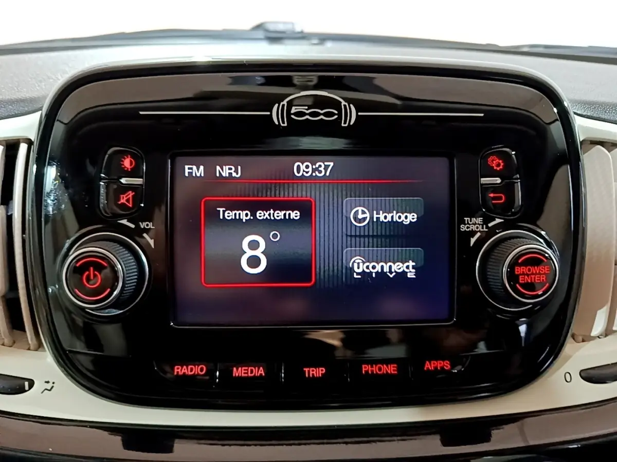 Vue rapprochée de l'écran tactile central noir brillant de la Fiat 500 Lounge 2019 affichant la température externe à 8°C.