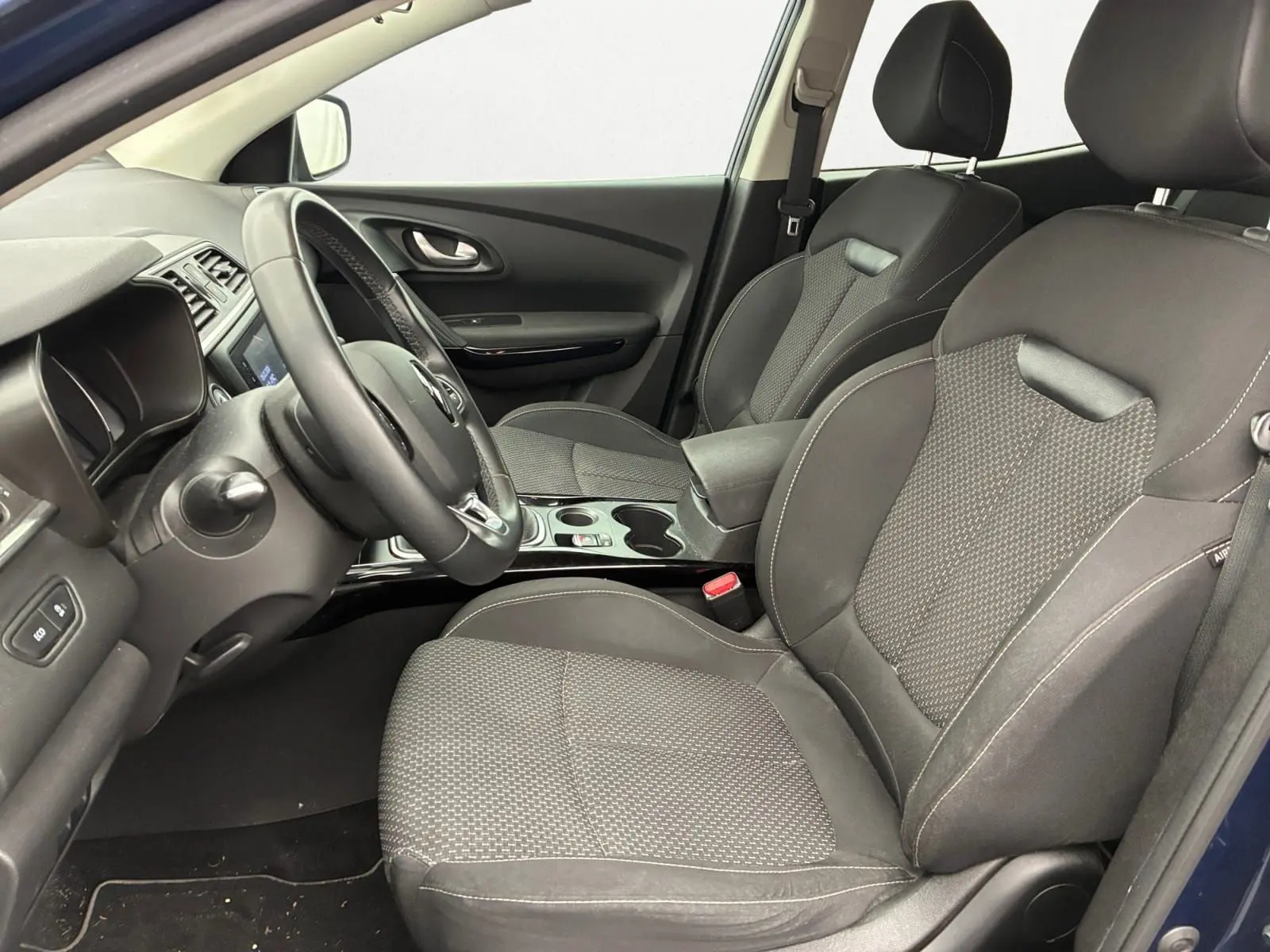 Vue intérieure centrée sur le volant noir du Renault Kadjar bleu cosmos 2020 avec tableau de bord numérique et écran tactile.