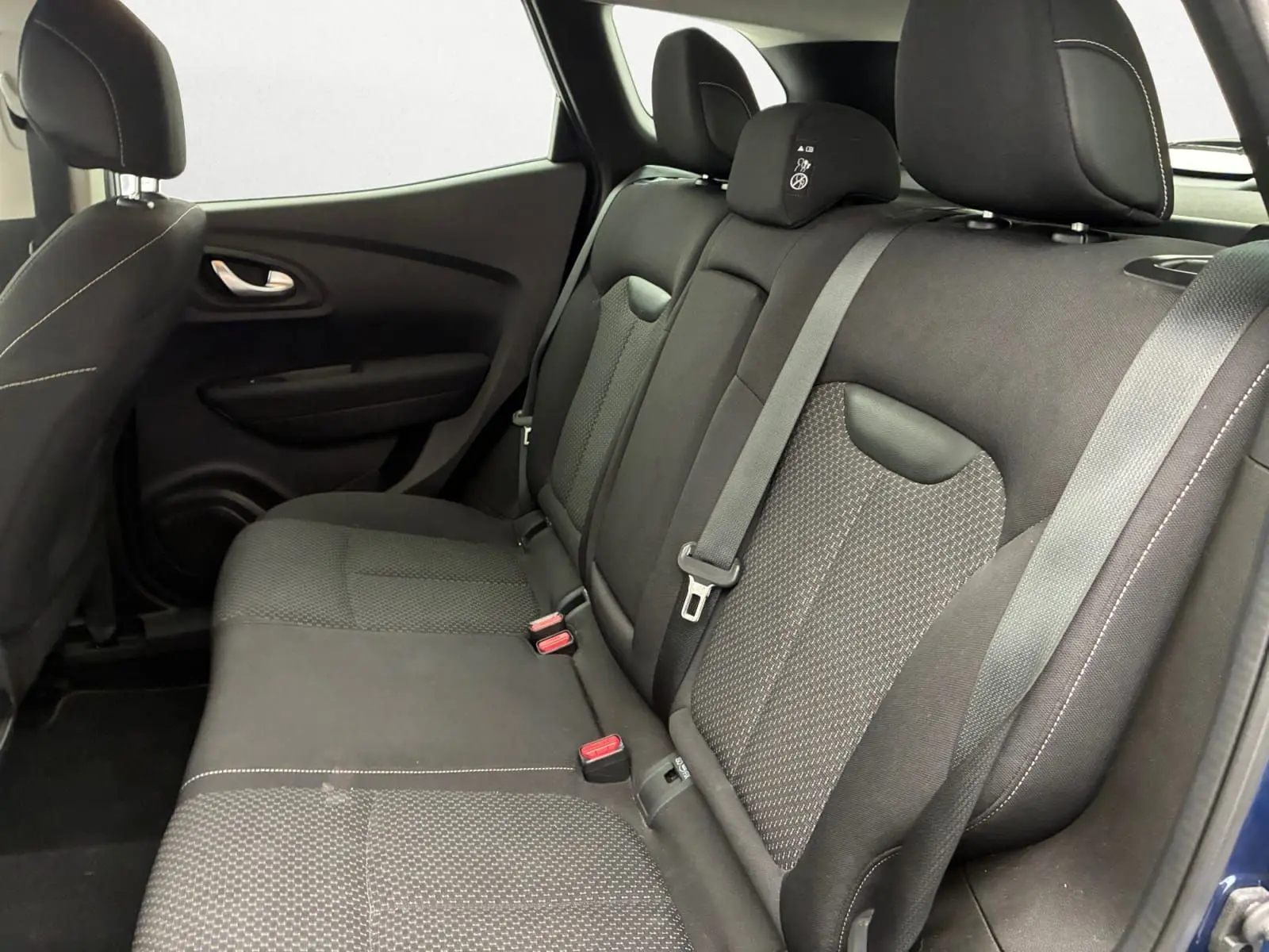 Vue rapprochée de l’écran tactile central et des commandes de climatisation du Renault Kadjar 1.5 Blue dCi 115 Business de 2020.