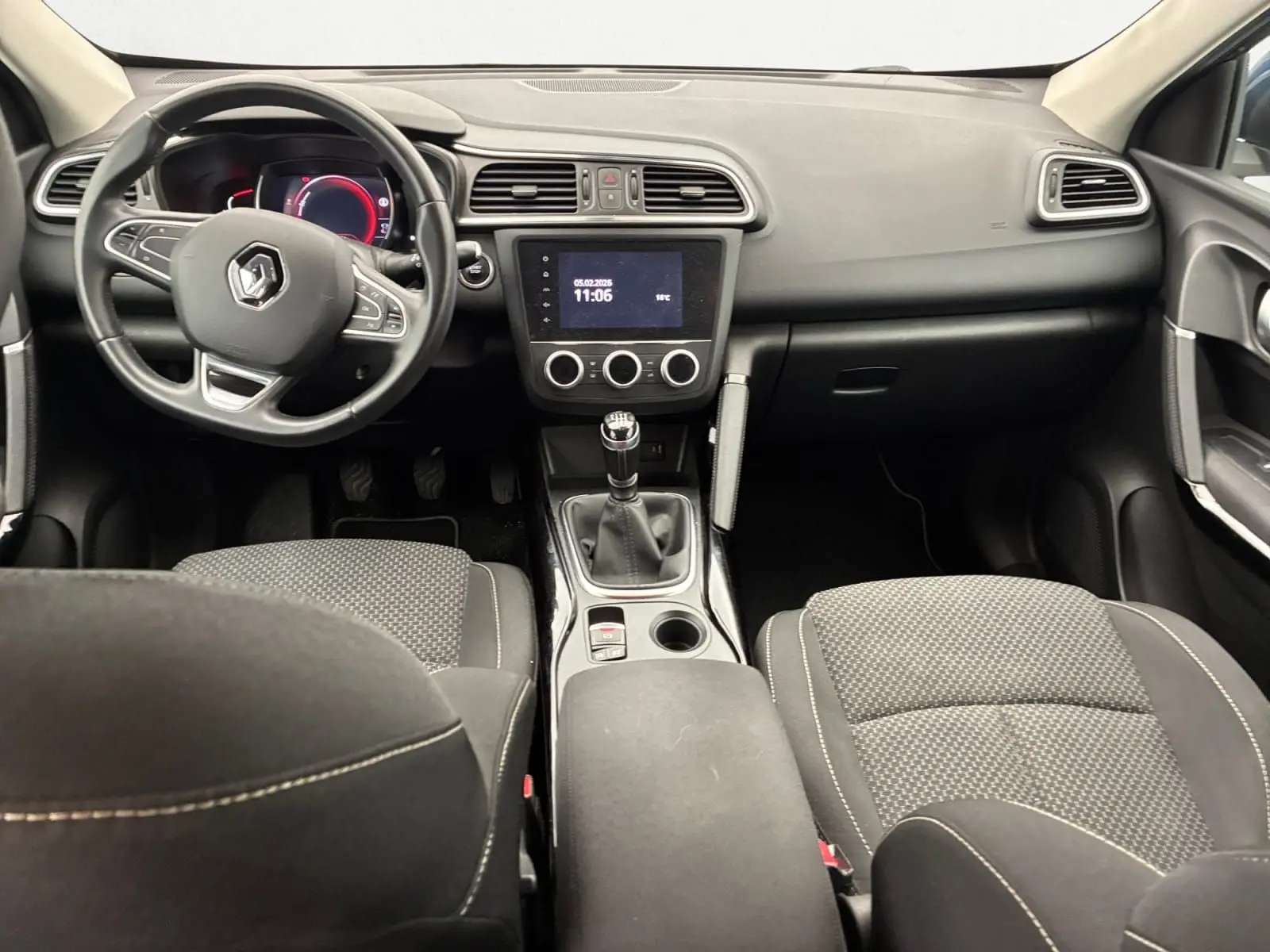 Écran tactile central du Renault Kadjar 1.5 Blue dCi 115 Business 2020 montrant les réglages des aides à la conduite.