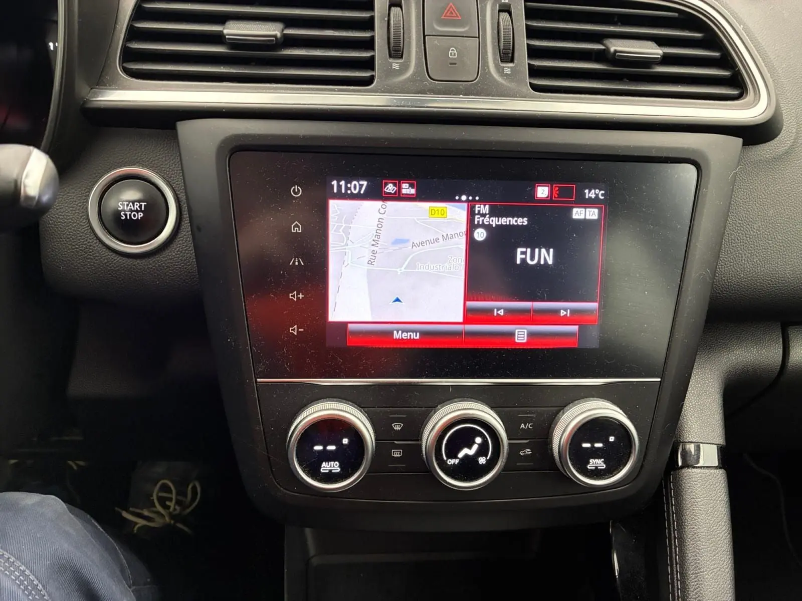 Écran tactile central du Renault Kadjar 2020 affichant le menu principal avec options Navigation, Multimédia et Téléphone.