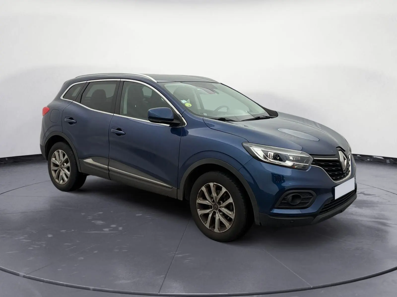 Profil droit d’un Renault Kadjar bleu cosmos 2020, SUV compact avec jantes alliage et détails noirs sur bas de caisse.