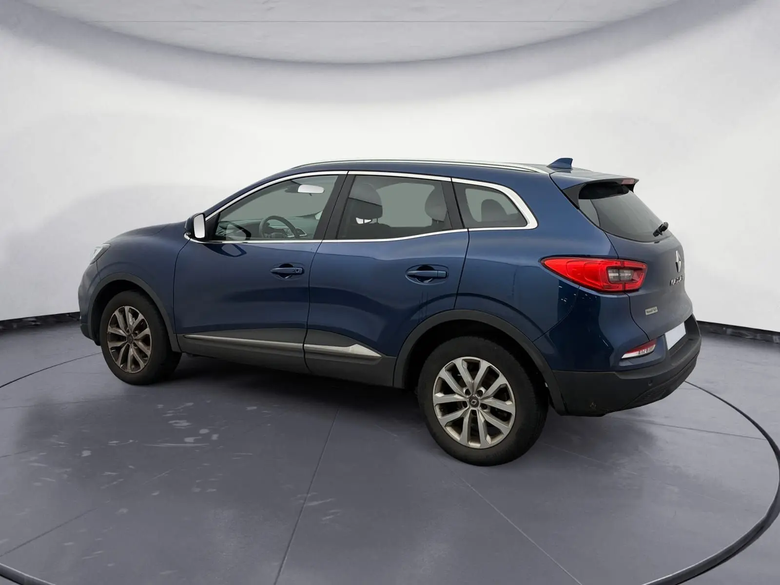 Profil côté gauche d’un Renault Kadjar 1.5 Blue dCi 115 Business bleu cosmos, avec jantes alliage et toit lisse.