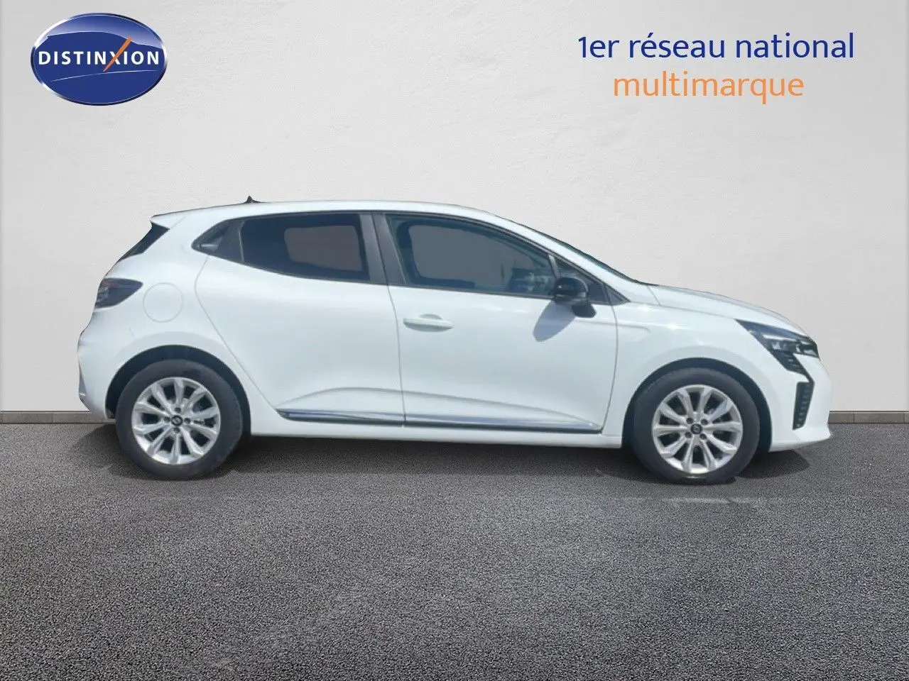 Profil droit d’une Renault Clio blanche 2025, version Evolution, avec jantes alliage et feux avant LED distinctifs.