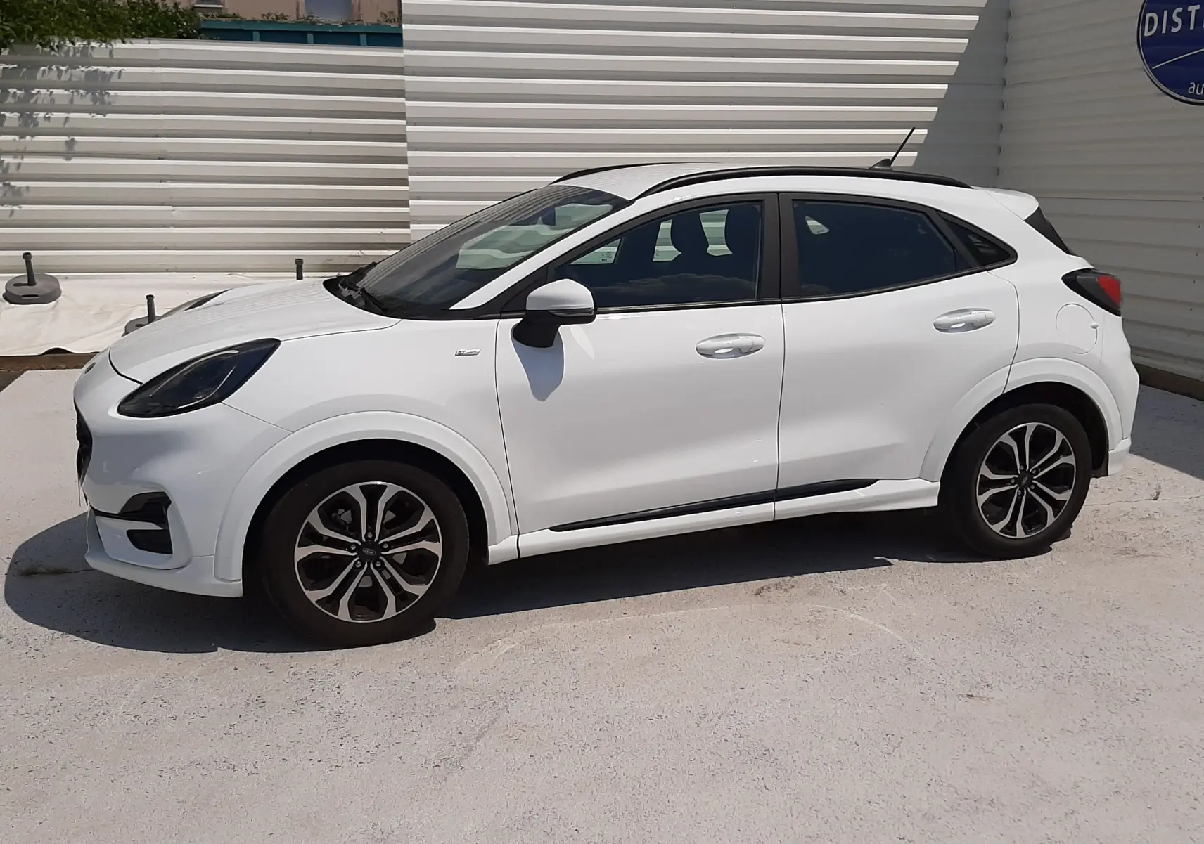 Ford Puma blanc vue de profil côté gauche, avec jantes alliage et toit noir contrastant.