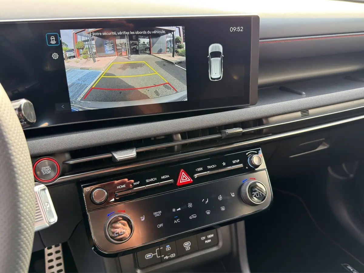 Intérieur du Hyundai Tucson 2026 montrant l'écran tactile central avec caméra de recul et commandes de climatisation.