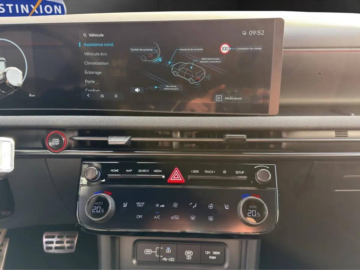 Tableau de bord du Hyundai Tucson 1.6 Hybrid N Line 2026, vue frontale sur l'écran tactile et commandes climatisation.