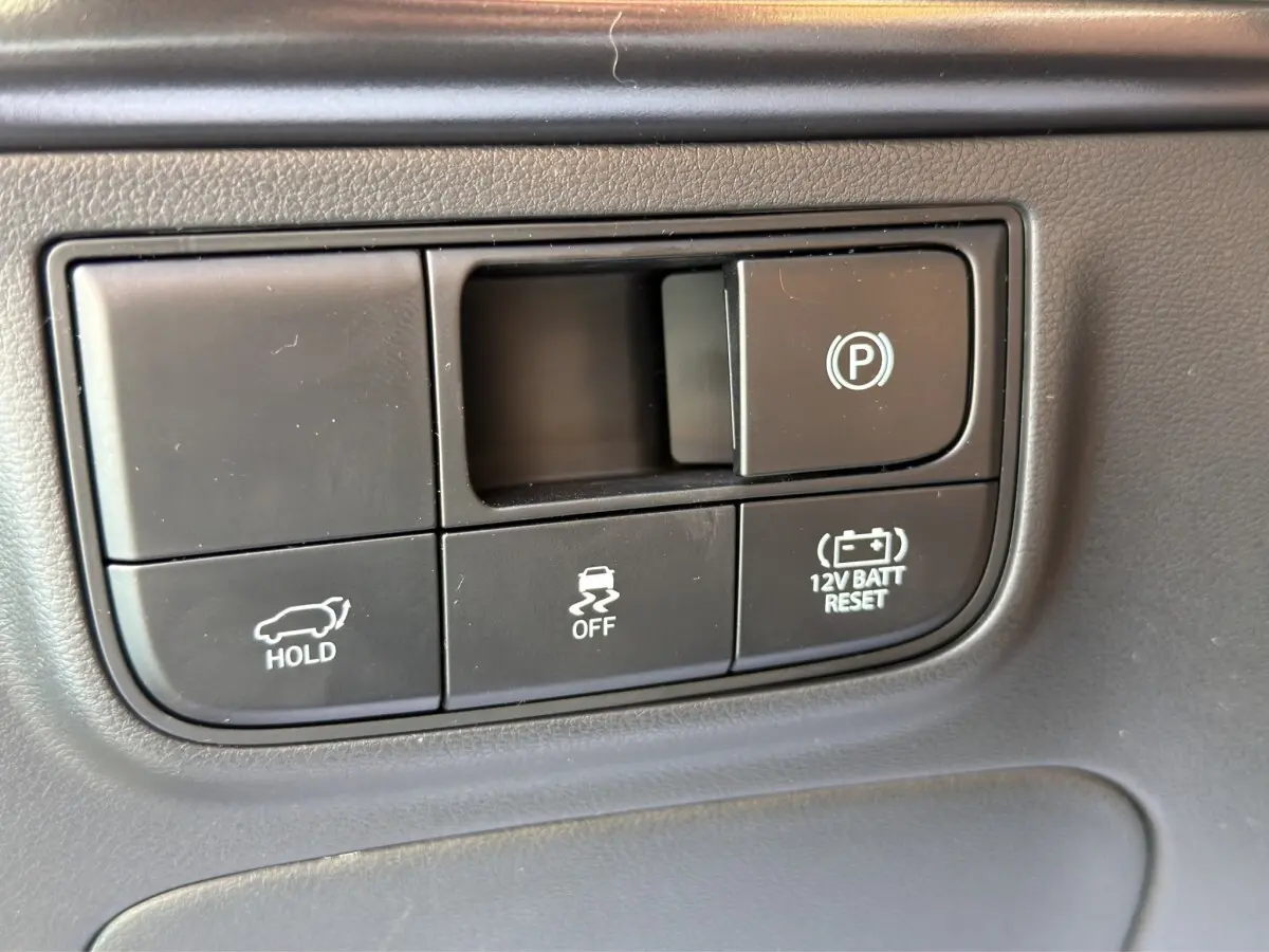 Gros plan sur les boutons de commande noirs du tableau de bord du Hyundai Tucson gris clair, version 2026.