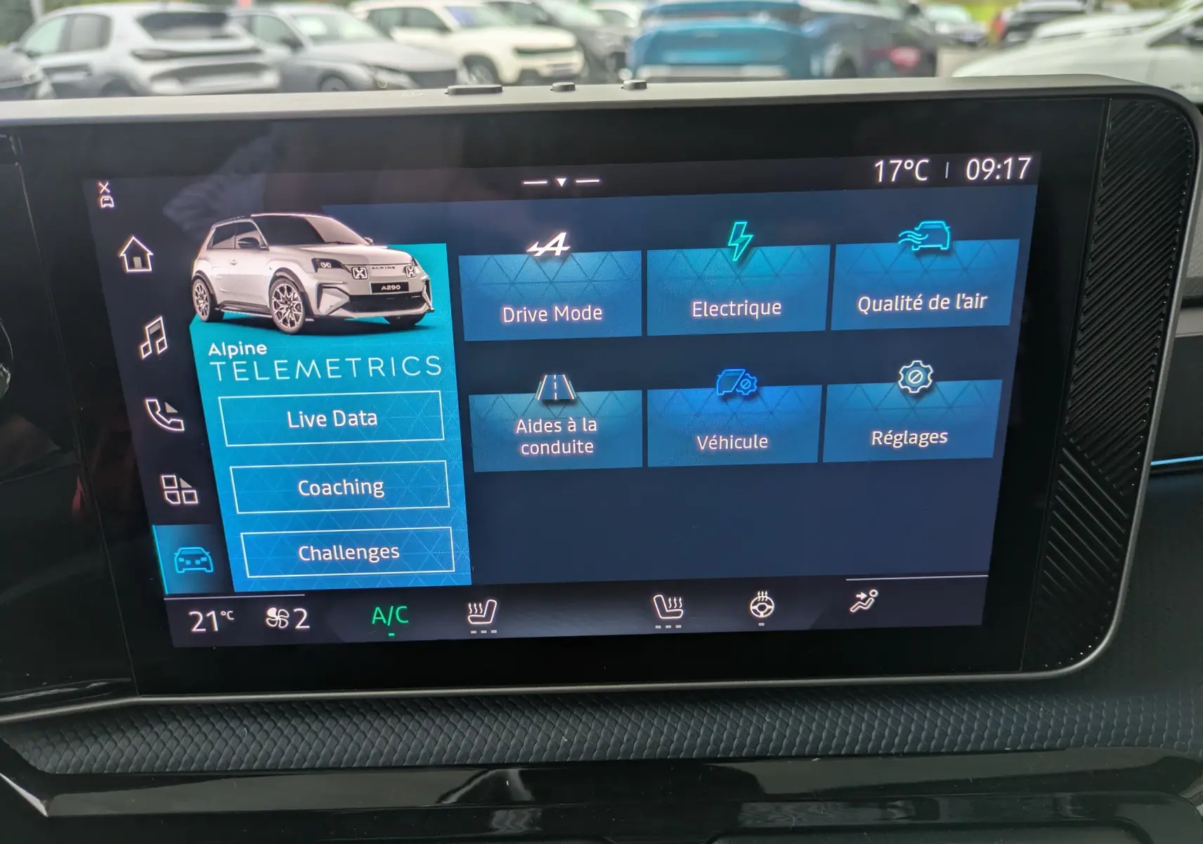 Écran tactile intérieur montrant l'interface Alpine A290 électrique blanche en vue de profil côté gauche.