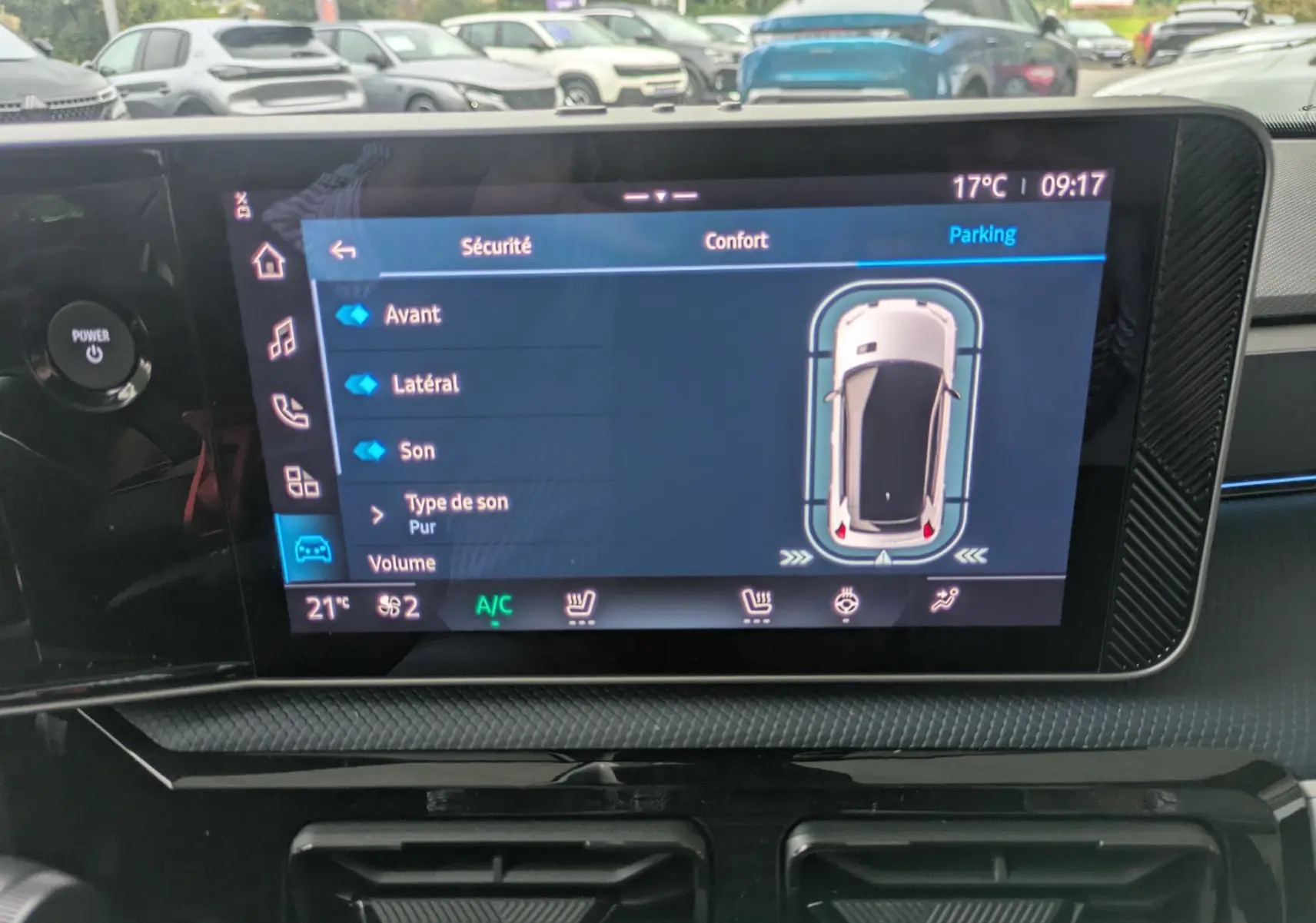 Écran tactile intérieur montrant l'interface de sécurité et parking de l'Alpine A290 220CH GTS électrique.