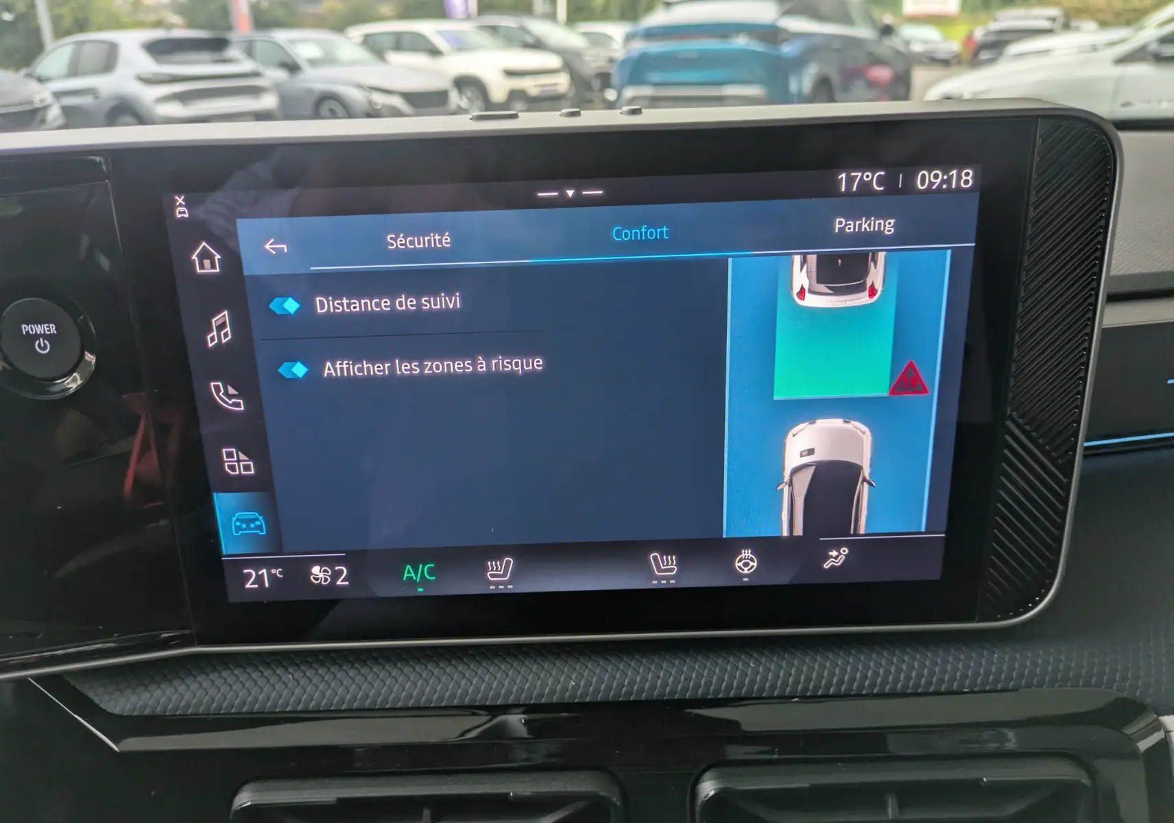 Écran tactile intérieur affichant les options de sécurité et confort du tableau de bord d'une Alpine A290 blanche toit noir.