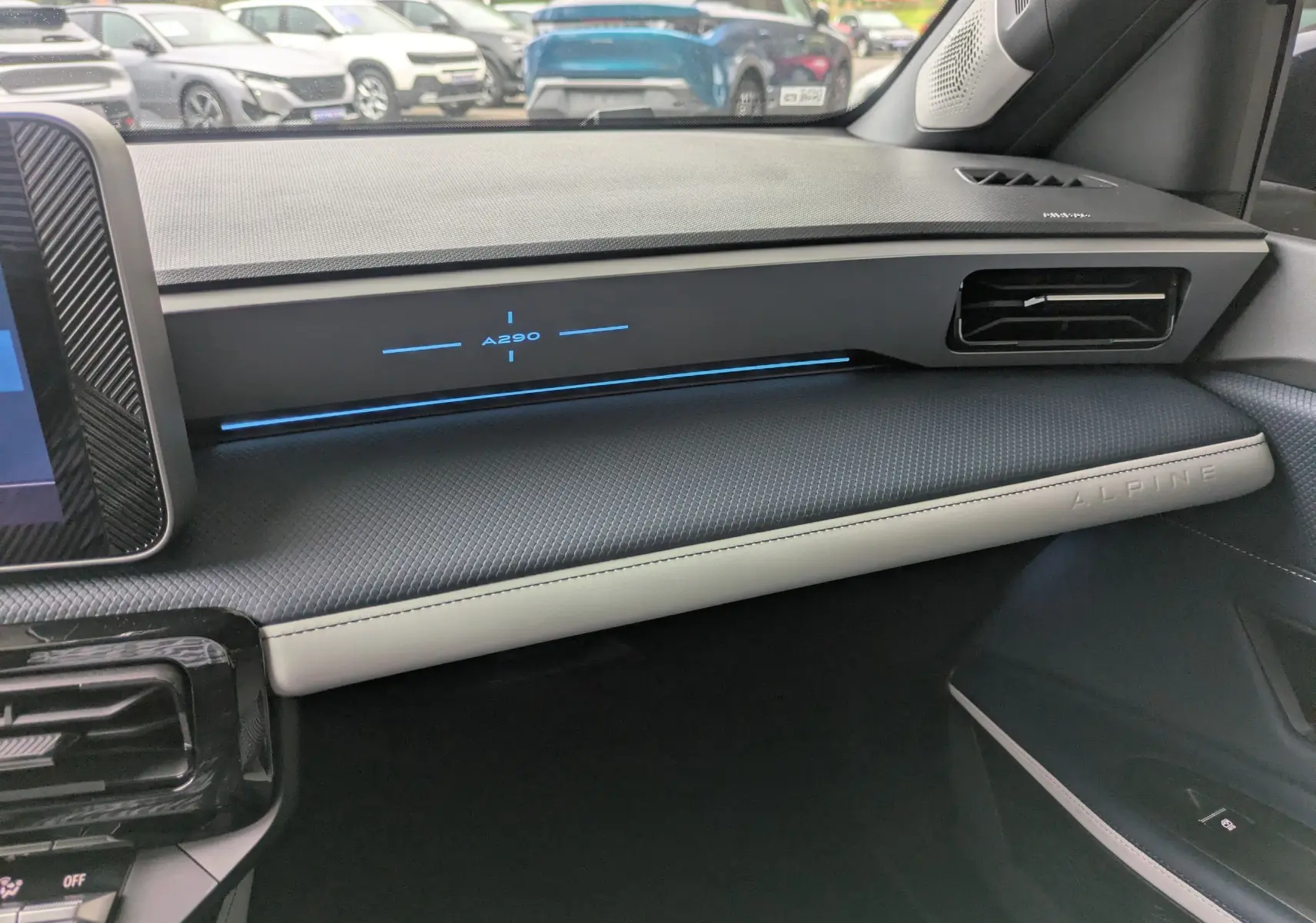Vue intérieure côté passager de l'Alpine A290 220CH GTS 2026 avec tableau de bord noir et détails gris clair embossés Alpine.