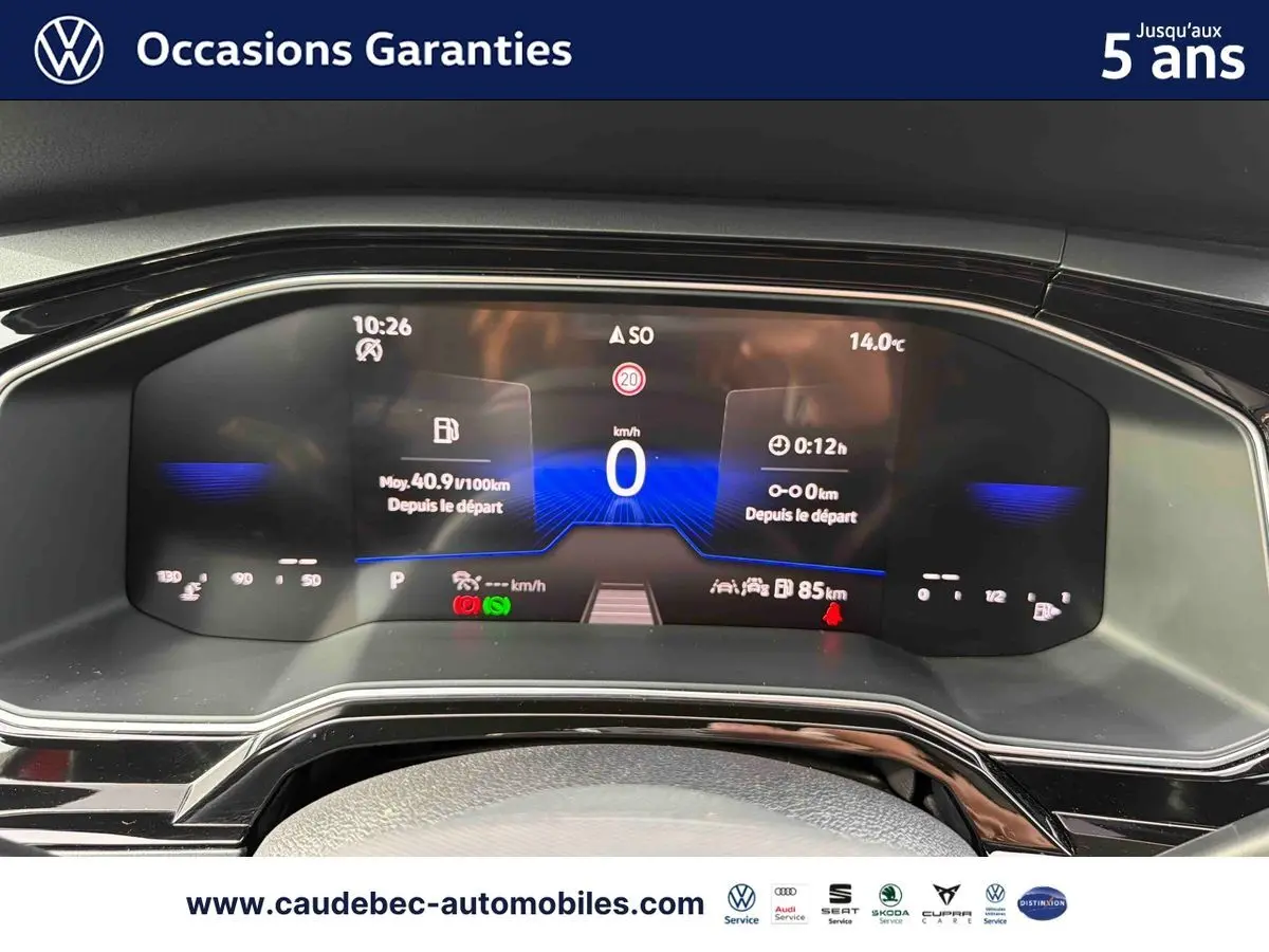 Vue du combiné d'instruments digital de la Volkswagen Polo 2025 affichant vitesse, autonomie et température extérieure.