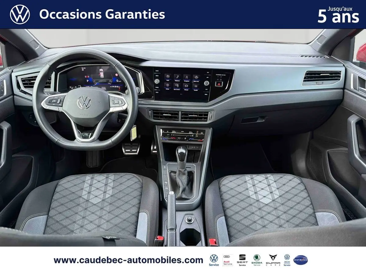 Intérieur avant de la Volkswagen Polo 2025, vue centrée sur le tableau de bord et volant cuir multifonctions.
