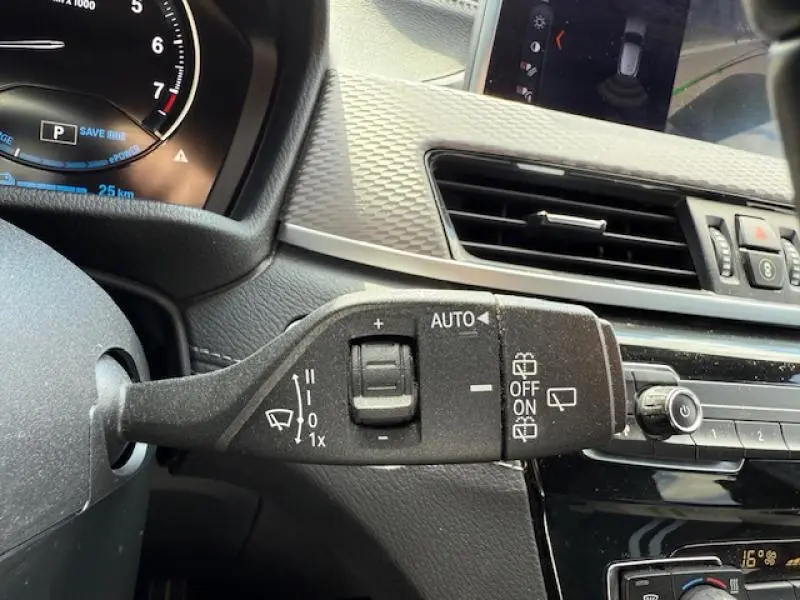 Gros plan sur la commande d'essuie-glace à gauche du volant dans l'habitacle du BMW X2 Galvanic Gold 2021.