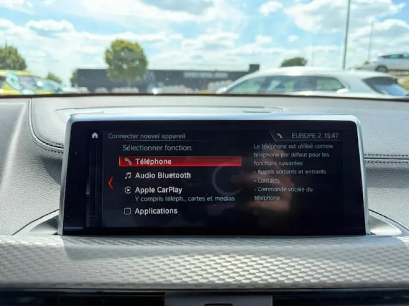 Écran central du BMW X2 hybride rechargeable 2021 affichant les options de connexion téléphone, Bluetooth et Apple CarPlay.