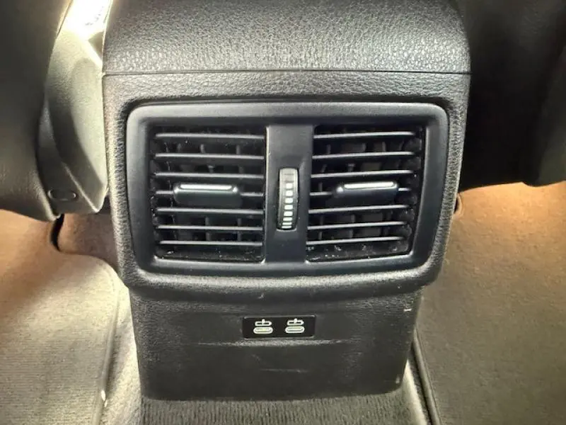 Bouches d'aération arrière et ports USB du BMW X2 xDrive25eA 220ch M Sport 2021, intérieur noir.