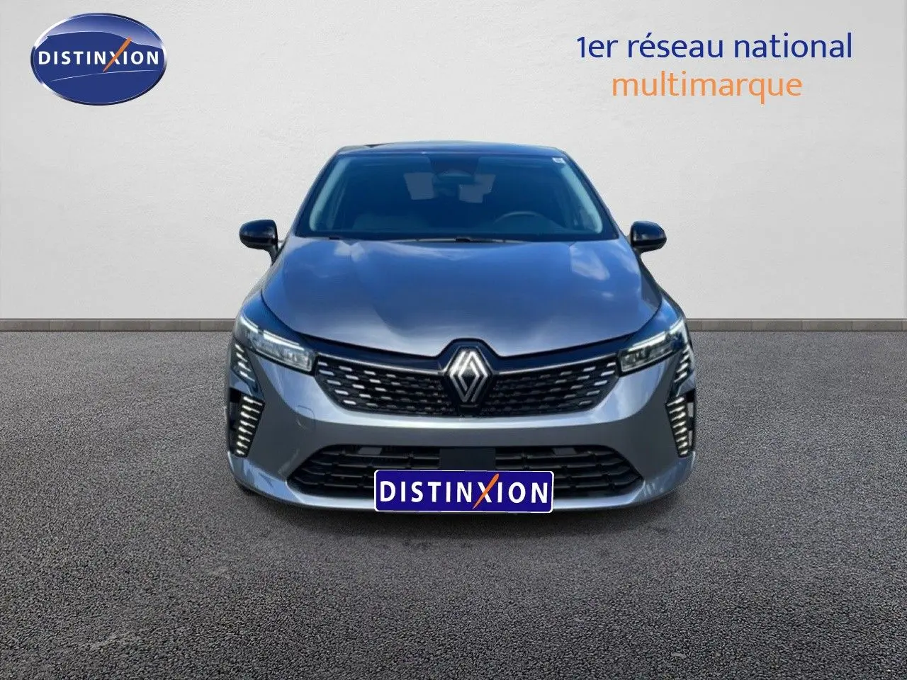 Vue frontale d'une Renault Clio 2025 gris schiste métal avec calandre moderne et feux LED verticaux.
