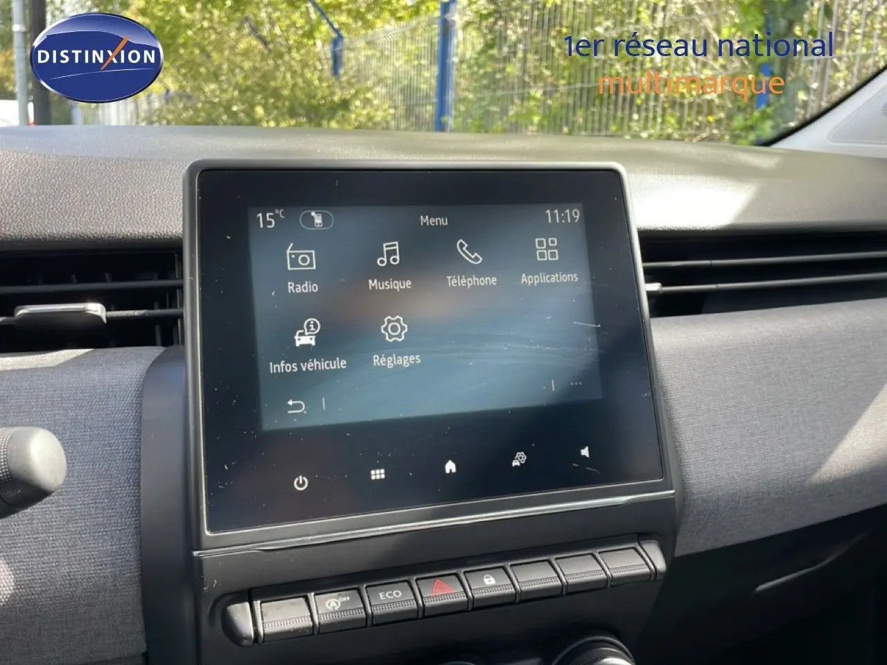 Écran tactile central affichant le menu multimédia dans l’habitacle gris clair de la Renault Clio 2025.