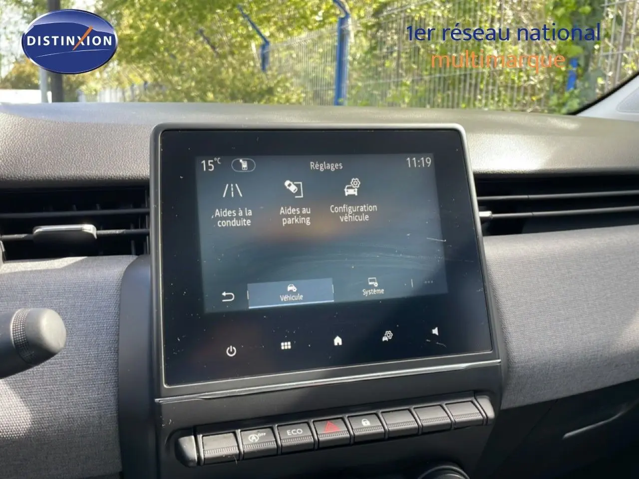 Vue intérieure centrée sur l'écran tactile de la Renault Clio 2025 gris schiste, affichant les réglages d’aide à la conduite.