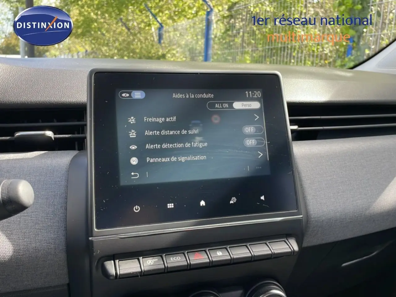 Vue rapprochée de l’écran tactile central de la Renault Clio 2025 gris schiste, affichant les aides à la conduite.