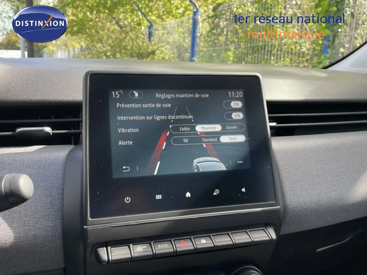 Vue rapprochée de l’écran tactile central du tableau de bord d’une Renault Clio 2025, affichant les réglages d’aide à la conduite.