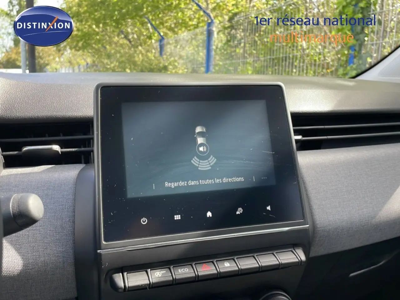 Vue rapprochée de l’écran tactile central du tableau de bord de la Renault Clio gris schiste 2025, avec commandes visibles.