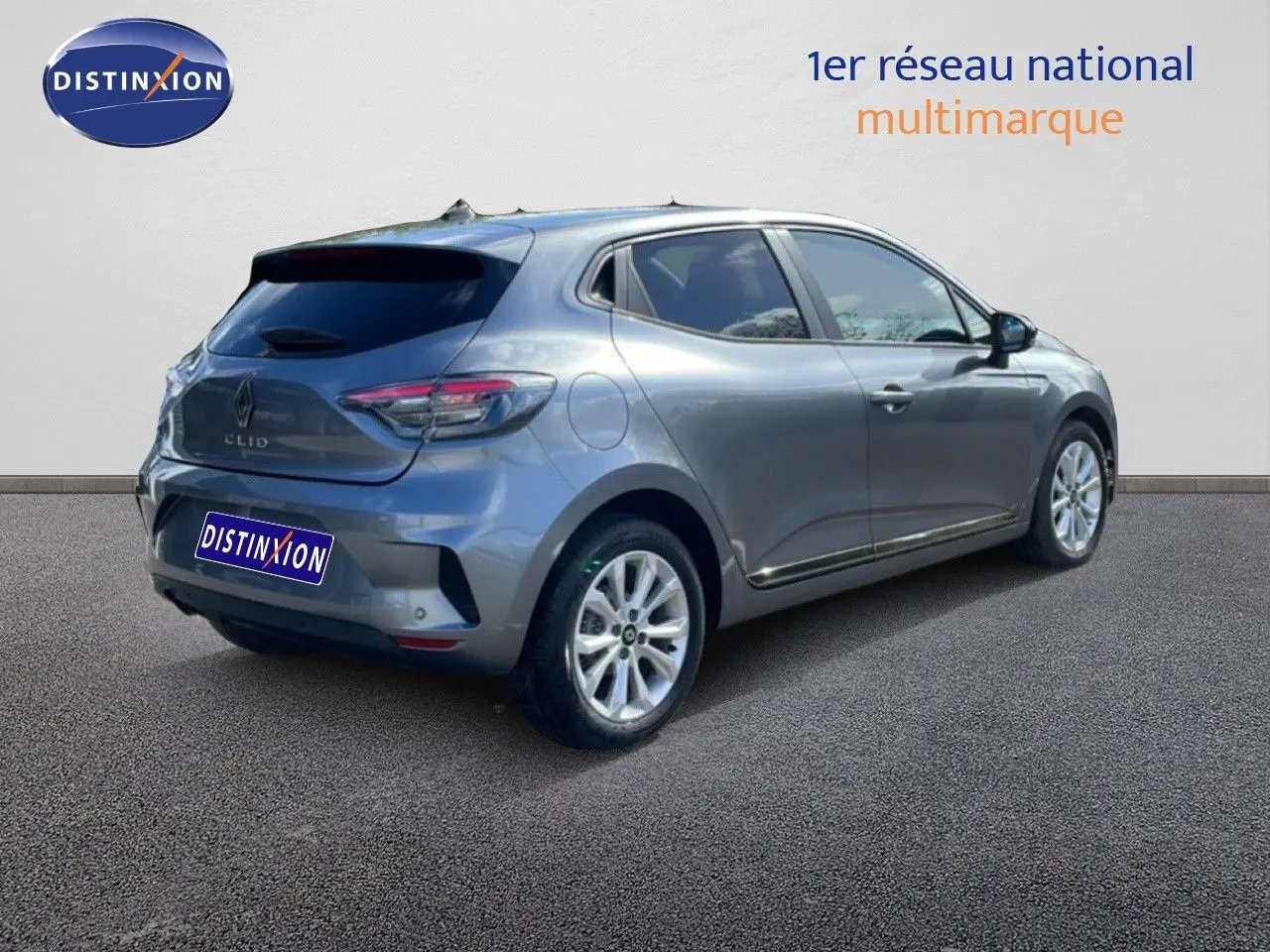 Vue 3/4 arrière droite d'une Renault Clio 2025 gris schiste métal avec jantes alliage et feux LED distinctifs.