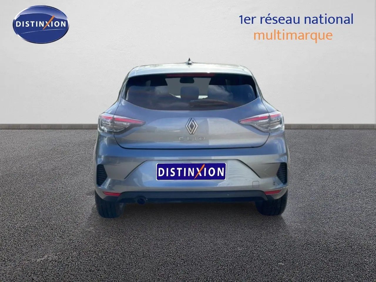 Vue arrière d'une Renault Clio gris schiste métal 2025, avec feux arrière LED et logo Renault bien visibles.
