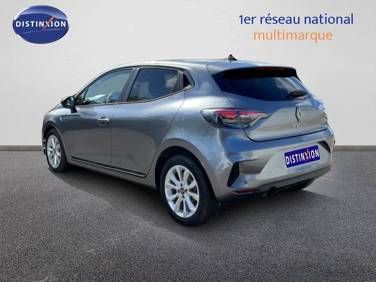 Renault Clio gris schiste métal vue 3/4 arrière côté gauche, avec feux arrière LED et jantes alliage 16 pouces.