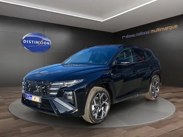 Hyundai Tucson 1.6 Hybrid N Line noir en 3/4 avant droit, avec jantes alliage et calandre distinctive.