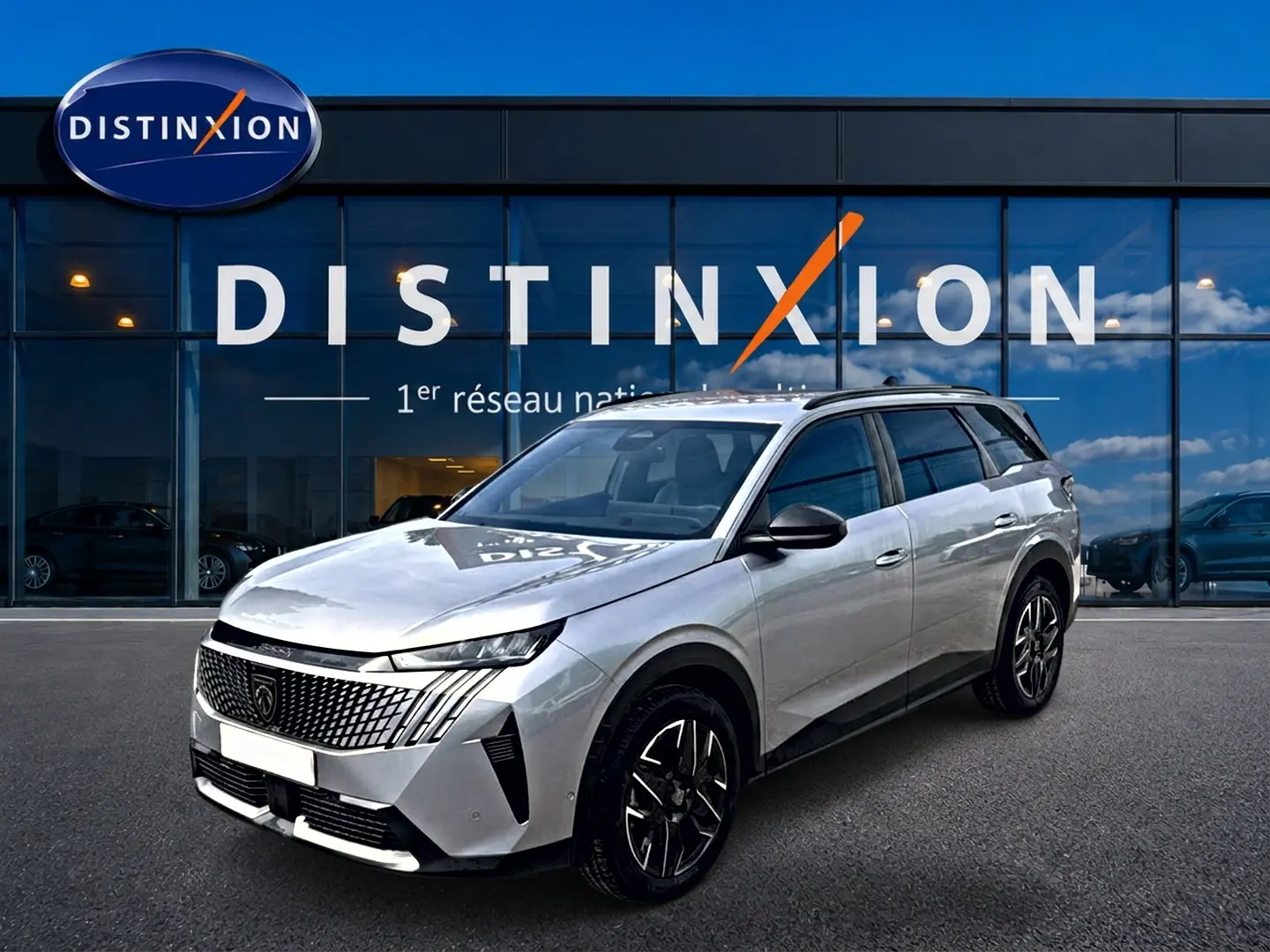 Peugeot 5008 Hybrid 145 allure e-dcs6 gris artense en 3/4 avant droit devant vitrine Distinxion.