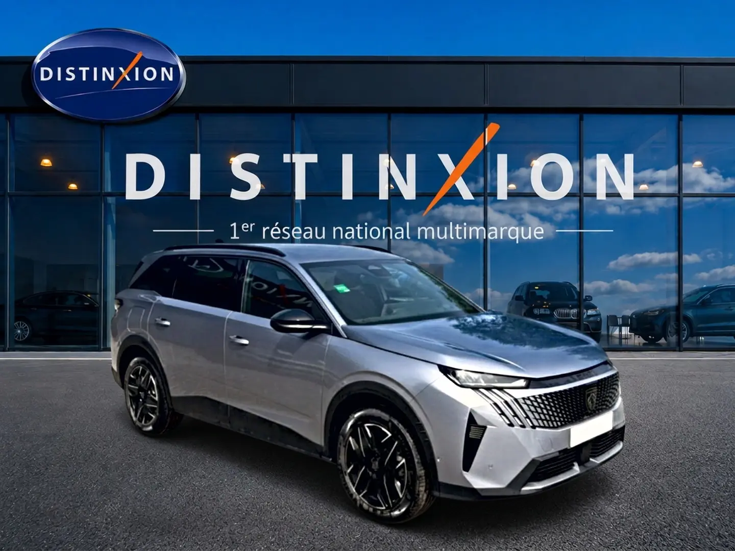 Peugeot 5008 Hybrid 145 allure e-dcs6 gris artense en 3/4 avant droit devant showroom Distinxion.