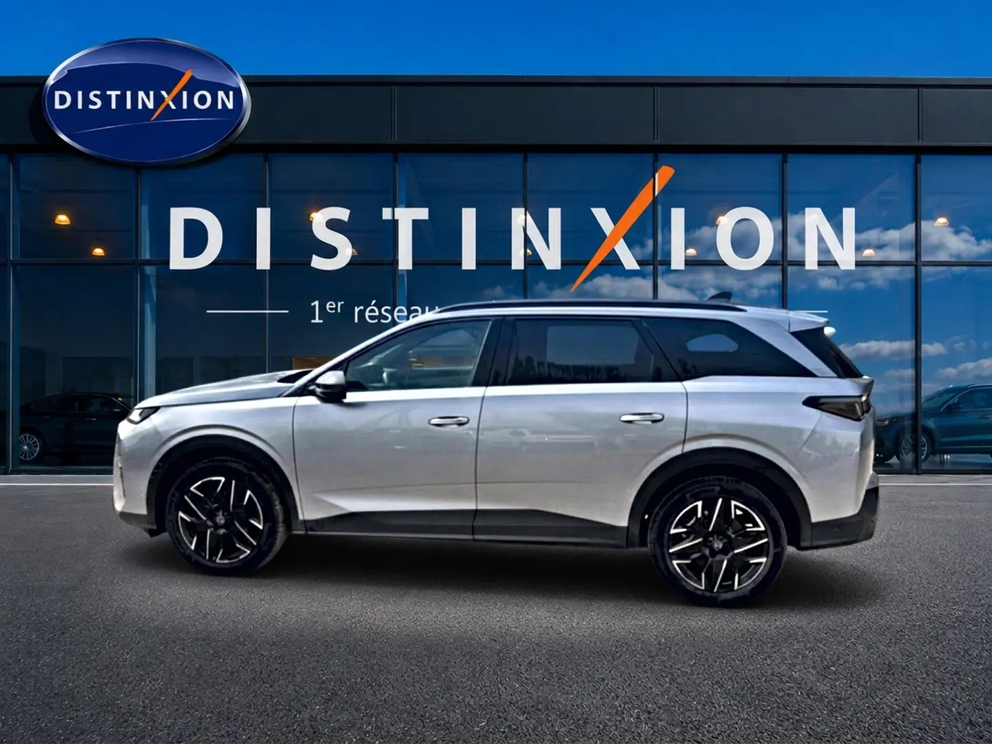 Profil droit d'un Peugeot 5008 gris artense 2025, SUV hybride avec jantes alliage noires et toit noir contrasté.