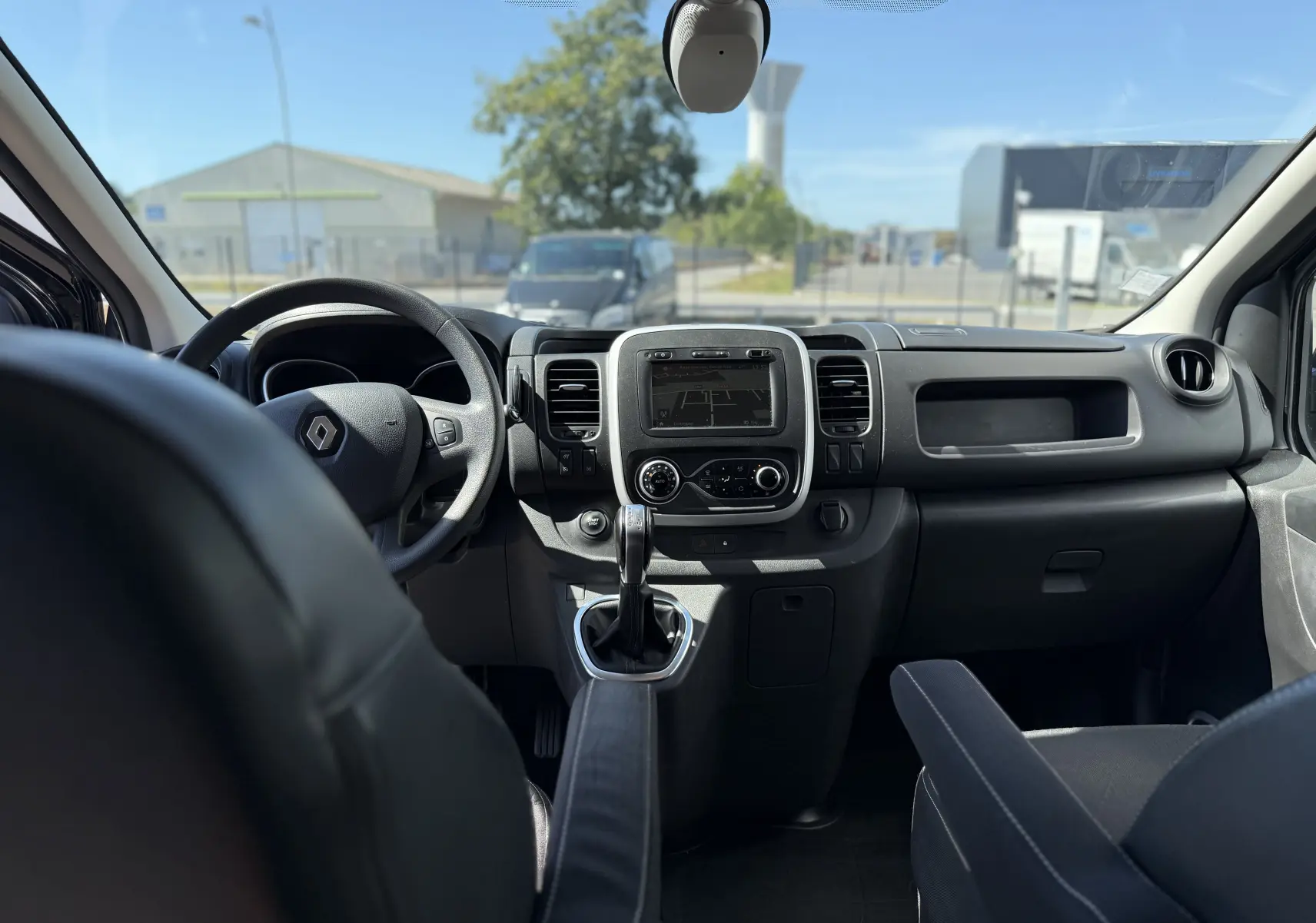 Vue intérieure avant du Renault Trafic cabine approfondie gris 2021, avec tableau de bord et volant visibles.