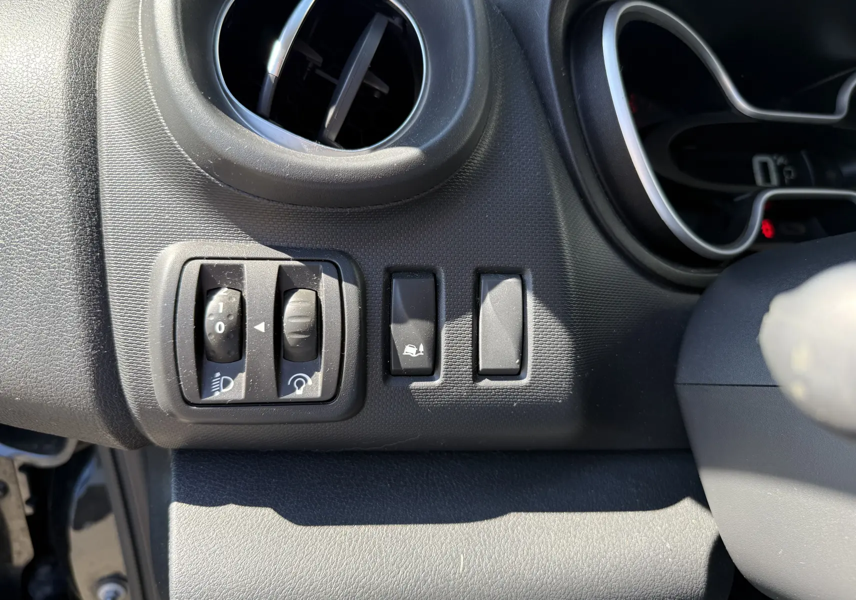 Détail des commandes côté gauche du tableau de bord gris du Renault Trafic Cabine Approfondie 2021.