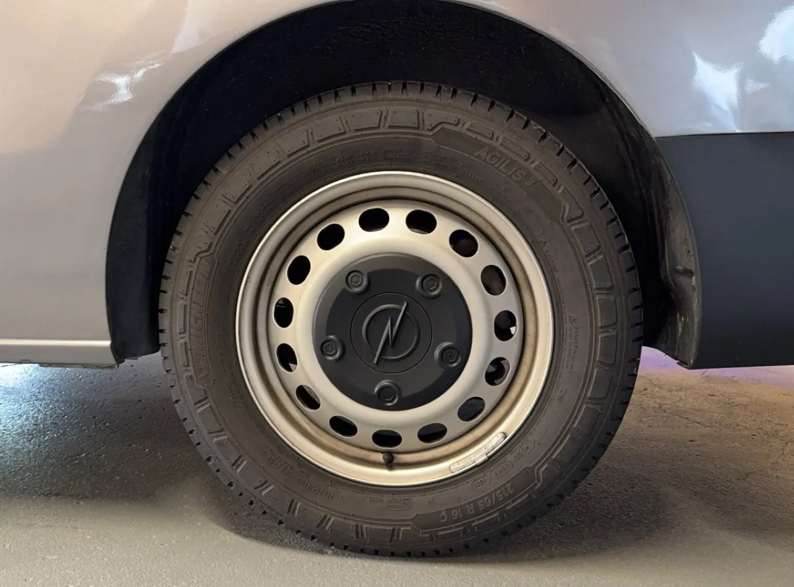 Gros plan sur la roue avant droite grise d'un Opel Vivaro Combi 1.5 Diesel 120 de 2022 avec jante acier.