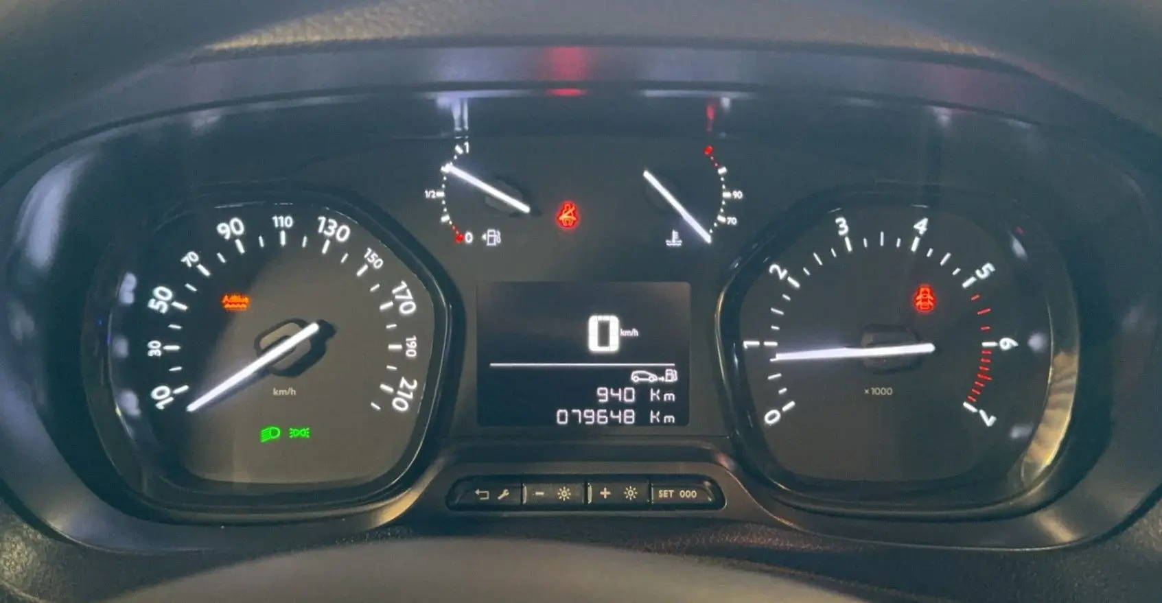 Tableau de bord de l'Opel Vivaro Combi gris 2022, affichant 79 648 km et vitesse à 0 km/h.