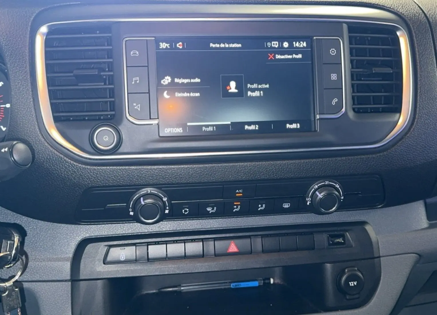 Tableau de bord de l'Opel Vivaro Combi gris 2022, vue rapprochée de l'écran tactile et commandes climatisation.