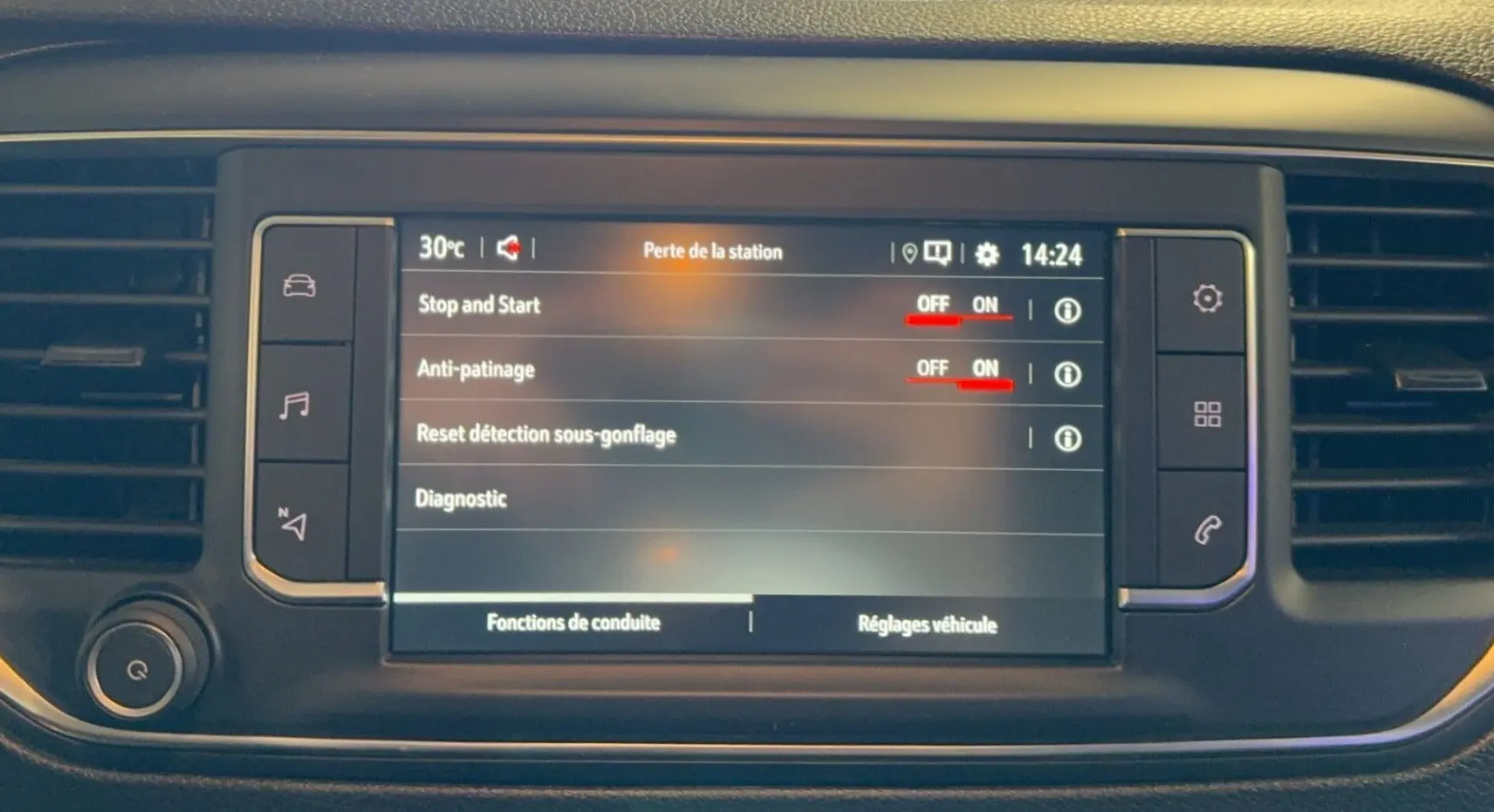 Écran tactile central de l'Opel Vivaro Combi 2022 affichant les réglages de conduite avec options Stop and Start et anti-patinage activées.